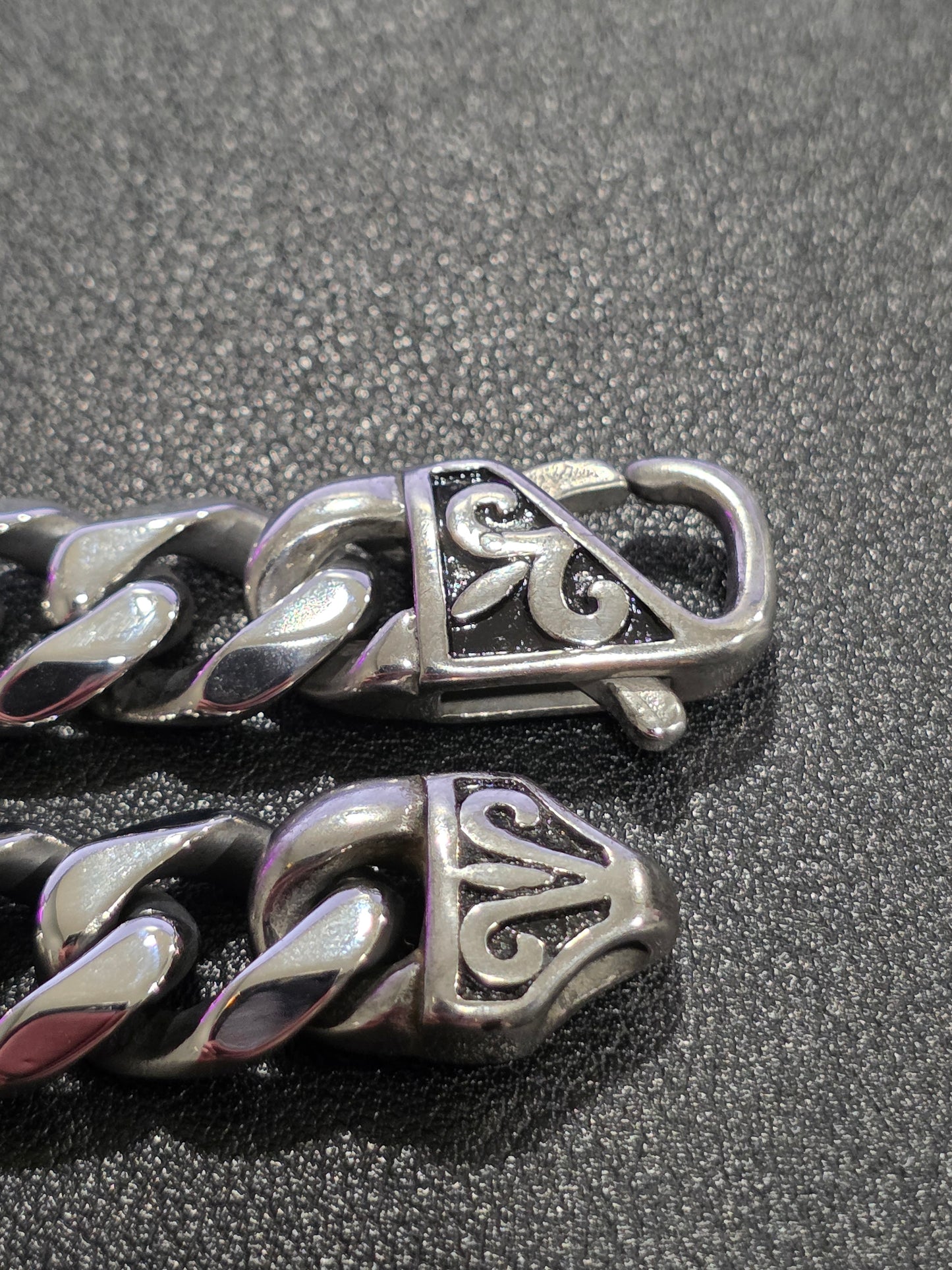 Men’s Stainless Steel Cuban Link Bracelet with Tribal Clasp – Bold & Durable Design