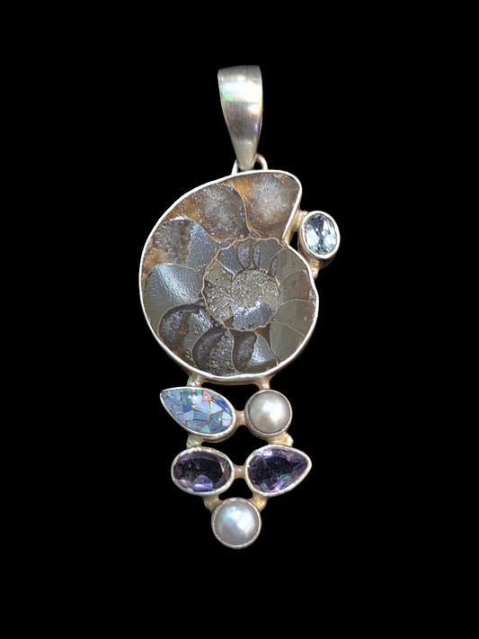 Handcrafted Fossil & Gemstone Pendant – Ammonite, Pearls, Amethyst & Mystic Quartz