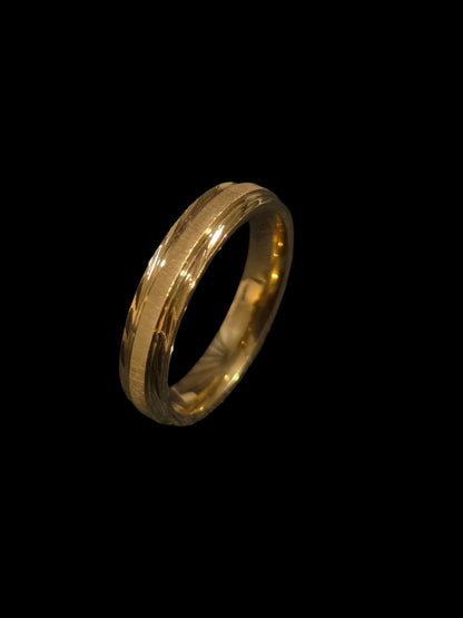 Gold-Tone Ring with Reflective Center Band - Woman