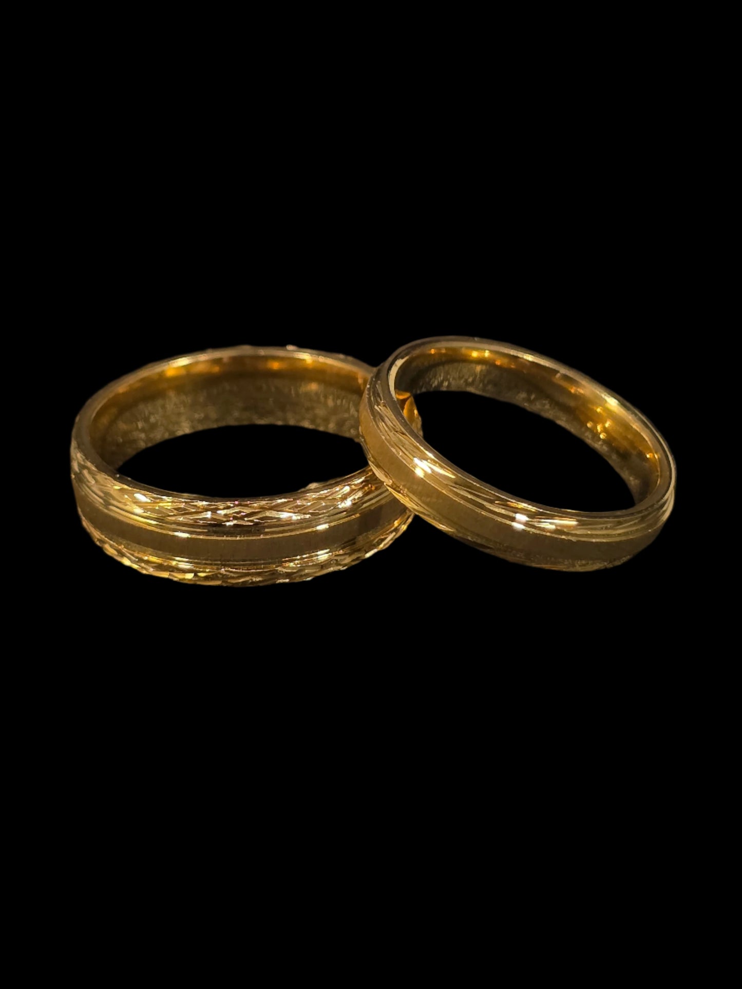Gold-Tone Ring with Reflective Center Band - Woman