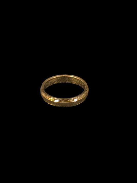Gold-Tone Ring with Reflective Center Band - Woman